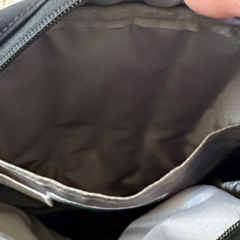 The North Face Black Berkeley Crossbody Bag. NWT’s. - Picture 8 of 10